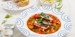 Beitragsbild des Blogbeitrags URLAUBSGEFÜHLE FÜR ZUHAUSE! Bunte Fischsuppe mit Erbsenschoten und Knoblauch-Aioli