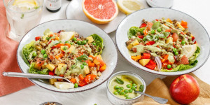 Beitragsbild des Blogbeitrags FRUCHTIG, BUNT & GESUND IM JULI! Sommerlicher CousCous-Salat mit Nektarinen und Erbsen-Basilikum-Dressing 