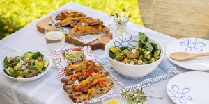 Beitragsbild des Blogbeitrags PURE FERIEN-LAUNE! Paprika-Focaccia mit Balsamico-Zwiebeln & Gebackener Kartoffelsalat mit Gurken-Pesto