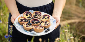 Beitragsbild des Blogbeitrags HYGG HYGG HURRA-PICKNICK! Dill-Scones mit Eier-Nektarinen-Salat & Heidelbeer-Topfen-Törtchen