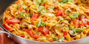 Beitragsbild des Blogbeitrags SUPERSCHNELLES RESTEESSEN! Cremige Hummus-Pasta mit Tomaten und Oliven + meine neue OLAV Pfanne