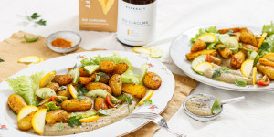 Beitragsbild des Blogbeitrags GOLDIG GESUNDES SOMMERESSEN! Kurkuma-Kartoffeln aus dem Ofen mit Auberginendip + Kurkraft-Empfehlung