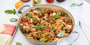 Beitragsbild des Blogbeitrags VEGGIE-PASTAPARTY MIT NATURATA! Lieblings-Spaghetti mit Tomatensauce & Auberginen-Polpette 