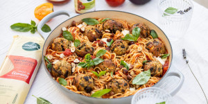 Beitragsbild des Blogbeitrags VEGGIE-PASTAPARTY MIT NATURATA! Lieblings-Spaghetti mit Tomatensauce & Auberginen-Polpette
