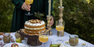 Beitragsbild des Blogbeitrags SÜSSES HERBSTGEDICHT! Kürbiskuchen mit Apfel-Birnen-Mus, Vanillecreme & karamellisierten Haselnüssen