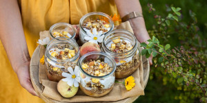 Beitragsbild des Blogbeitrags GOLDIGES SEPTEMBERLEUCHTEN! Bewusst gesunder Pfirsichkuchen im Glas (vegan) + Fair Fashion Empfehlung