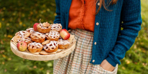 Beitragsbild des Blogbeitrags MEINE KLEINE BUNTE FAIRE WELT IM OBSTGARTEN! Mini Apple Pies & Dinkel-Roggen-Brötchen mit Apfelstückchen 