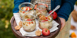 Beitragsbild des Blogbeitrags GRÜNE & KLARE GLÄSER MIT ‚CLARO‘! Cremiger Grießpudding im Glas mit Bratapfel-Birnen-Kompott