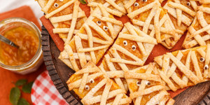 Beitragsbild des Blogbeitrags SÜSSER KNUSPERSPASS ZUM GRUSELN! Dinkelkeks-Mumien mit Orangen-Marmelade