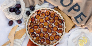 Beitragsbild des Blogbeitrags EIN SÜSSER FRANZÖSISCHER AUFLAUF, DER HOFFNUNG SCHENKT! Veganes Clafoutis mit Zwetschken und Mandeln
