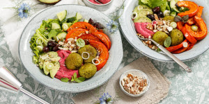 Beitragsbild des Blogbeitrags ZAUBERHAFTE FREUDESCHÜSSEL! Bunte Erbsen-Falafel-Bowl mit Rote Rüben Hummus, Kürbis, Avocado & Mandeln