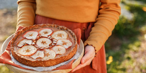 Beitragsbild des Blogbeitrags Goldige Streicheleinheiten für Gaumen, Seele und Körper! Gesunder Apfel-Mandel-Kuchen & Herzensempfehlungen 