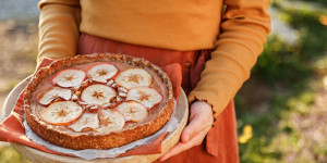 Beitragsbild des Blogbeitrags Goldige Streicheleinheiten für Gaumen, Seele und Körper! Gesunder Apfel-Mandel-Kuchen & Herzensempfehlungen
