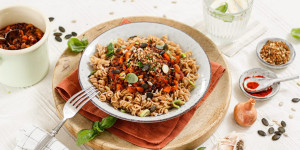 Beitragsbild des Blogbeitrags VEGANER PASTA-LIEBLING! Dinkelnudeln mit Linsen-Bolognese und Mandel-Parmesan + Kurkraft Naturals Empfehlung