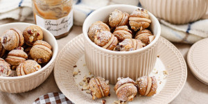 Beitragsbild des Blogbeitrags FEINE TALER, DIE UNS DIE VORWEIHNACHTSZEIT VERSÜSSEN! Maronen-Creme Kekserl zum Verlieben