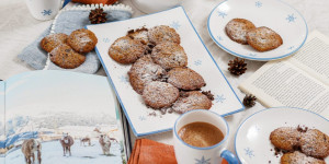 Beitragsbild des Blogbeitrags WOHLFÜHL-COOKIES ZUM SÜSSEN VERKRÜMELN! Schoko-Orangen-Kekse mit Haselnüssen