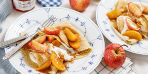Beitragsbild des Blogbeitrags WIE EINE WARME UMARMUNG! Feine Palatschinken mit Apfel-Quitten-Kompott und Vanille-Sauerrahm