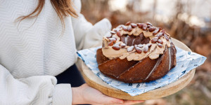 Beitragsbild des Blogbeitrags WINTERFREUDEN FÜR DIE SEELE! Süßkartoffel-Gugelhupf mit Chai-Gewürzen und Mandeln + Fair Fashion Empfehlung
