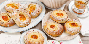 Beitragsbild des Blogbeitrags VORFREUDE AUF EINEN GROSSEN GLÜCKSBISSEN! Vanilletopfen-Brioche-Taler mit Marillen-Konfitüre 