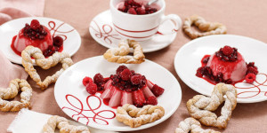 Beitragsbild des Blogbeitrags VALENTINSLIEBE AUF DEM TELLER! Himbeer-Panna Cotta mit Granatäpfel und Herzerl-Kekse