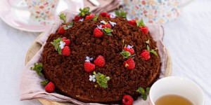 Beitragsbild des Blogbeitrags KINDERLEICHTE GLÜCKSELIGKEIT! Schokoladen-Maulwurfkuchen mit Stracciatella-Creme und Bananen