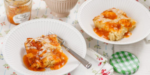 Beitragsbild des Blogbeitrags LIEBLINGSESSEN-KLASSIKER IM MÄRZ! Süßer Reis-Topfen-Auflauf mit Marillen-Compote und Mandeln