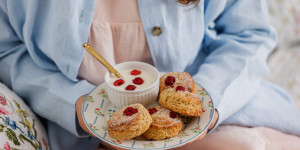 Beitragsbild des Blogbeitrags EIN HIMMLISCH SÜSSER SONNTAGMORGEN ZUM VERLIEBEN! Zitronen-Joghurt-Scones mit Himbeeren