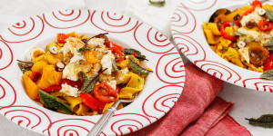 Beitragsbild des Blogbeitrags LIEBLINGSESSEN POTENZIAL! Homemade Pasta mit geröstetem Gemüse und gebackenem Ricotta