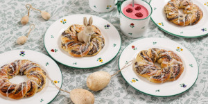 Beitragsbild des Blogbeitrags FRÜHLINGSGEBÄCK FÜR GLÜCKLICHE GESICHTER! Fluffige Brioche-Nester mit Mohnfüllung