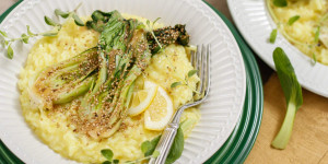 Beitragsbild des Blogbeitrags CREMIG FRISCHE FRÜHLINGSGEFÜHLE! Zitronen-Risotto mit glasiertem Sesam-Pak Choi