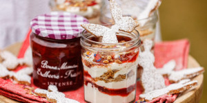 Beitragsbild des Blogbeitrags DICH HAB ICH ZUM LÖFFELN GERNE! Erdbeer-Cheesecake im Glas mit süßen Frühlingskeksen
