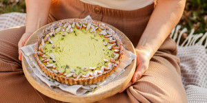 Beitragsbild des Blogbeitrags WEIL UNSER KÖRPER UND GEIST NUR DAS BESTE VERDIENT HAT! Sonnige Zitronentarte – vegan & glutenfrei