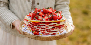 Beitragsbild des Blogbeitrags MÄRCHENHAFT GESTAPELT! Erdbeer-Crêpes-Torte mit Vanillecreme + Faire Kleidung von Serendipity Organics 