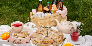 Beitragsbild des Blogbeitrags FRÜHLINGSVERLIEBTE SCONES-PARTY MIT VOELKEL! Vegane Hafer-Vanille-Scones & Red Velvet Hot Chocolate