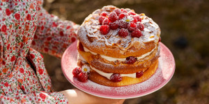 Beitragsbild des Blogbeitrags WIR NASCHEN UNS IN DEN SIEBTEN HIMMEL! Mandel-Baiser-Himmelstorte mit Vanillecreme und Himbeeren