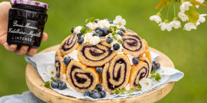 Beitragsbild des Blogbeitrags DIESE KUPPELTORTE SORGT FÜR GLÜCKSELIGKEIT! Heidelbeer-Charlotte mit Zitronen-Joghurtcreme