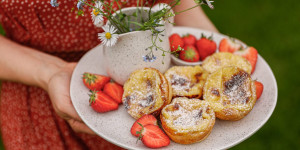 Beitragsbild des Blogbeitrags PÜNKTCHENVERLIEBT IM FRÜHLING! Pastéis de Nata – ein süßes Vanilletörtchen lässt uns träumen!