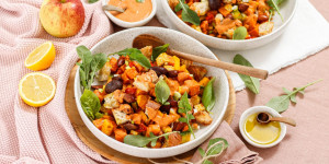Beitragsbild des Blogbeitrags FÜHL DICH GUT SCHÜSSEL! Mediterraner Gemüse-Salat mit Brot-Croutons und aromatischem Tomaten-Dressing 