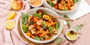Beitragsbild des Blogbeitrags FÜHL DICH GUT SCHÜSSEL! Mediterraner Gemüse-Salat mit Brot-Croutons und aromatischem Tomaten-Dressing