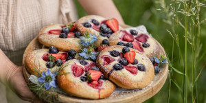 Beitragsbild des Blogbeitrags WIR FEIERN DEN FRÜHSOMMER MIT DER NATUR! Brioche-Taler mit Vanille-Ricottacreme und Beeren 