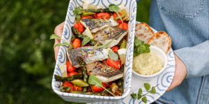 Beitragsbild des Blogbeitrags IM HIMMEL DES GESCHMACKS! Gebratener Fisch mit mediterranem Ofengemüse & Skordalia (griech. Kartoffel-Knoblauch-Dip) 
