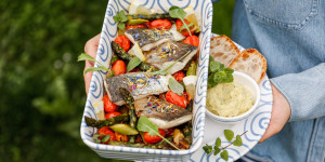 Beitragsbild des Blogbeitrags IM HIMMEL DES GESCHMACKS! Gebratener Fisch mit mediterranem Ofengemüse & Skordalia (griech. Kartoffel-Knoblauch-Dip)