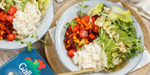 Beitragsbild des Blogbeitrags SOMMERLICHE SUPERHELDEN SCHÜSSEL! Aromatische Veggie-Chili-Reis-Bowl mit Avocado und Cashews