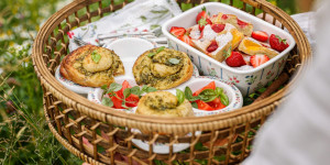 Beitragsbild des Blogbeitrags EINE LIEBESERKLÄRUNG AN DEN FRÜHSOMMER! Basilikum-Pesto-Schnecken & Sommerkuchen mit Erdbeeren und Marillen 