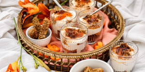 Beitragsbild des Blogbeitrags DOLCE VITA ZUM GLÜCKLICH LÖFFELN! Marillen-Sauerrahm-Tiramisu mit Espresso-Biscotti