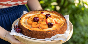 Beitragsbild des Blogbeitrags EIN GOLDIGES KUCHEN-TRAUMPAAR! Karottenkuchen-Limetten-Cheesecake mit geschmorten Marillen
