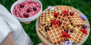 Beitragsbild des Blogbeitrags DEN SOMMER SPÜREN UND SCHMECKEN! Buchweizen-Sauerrahm-Waffeln mit himmlisch cremigen Kirscheis 