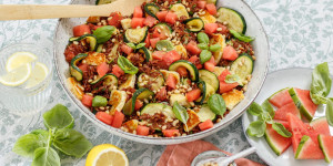 Beitragsbild des Blogbeitrags WIR HABEN BUNTEN SALATHUNGER! Sommerlicher Reissalat mit Wassermelone, Basilikum, Zucchini und Pinienkerne 