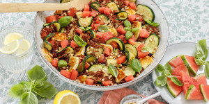 Beitragsbild des Blogbeitrags WIR HABEN BUNTEN SALATHUNGER! Sommerlicher Reissalat mit Wassermelone, Basilikum, Zucchini und Pinienkerne