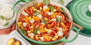 Beitragsbild des Blogbeitrags SOMMERPASTA-PARTY FÜR ALLE- vegan & glutenfrei! Tomaten-Spaghetti mit Pfirsichstückchen und Cashew-Mozzarella 